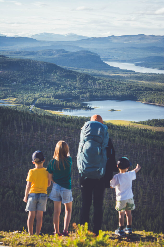Blick auf den Sommer in den Bergen mit der Familie