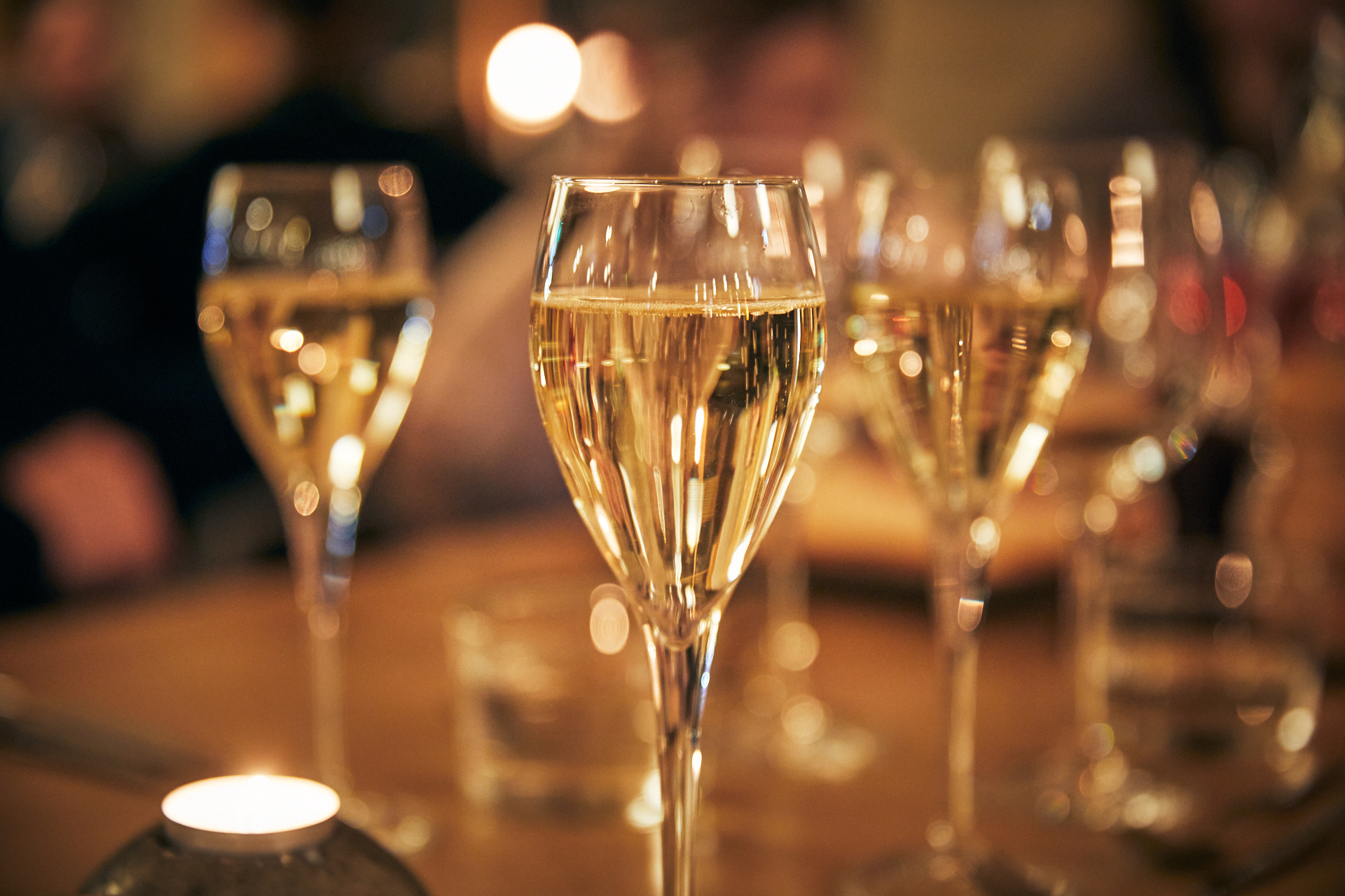 Glas med bubbel till nyår