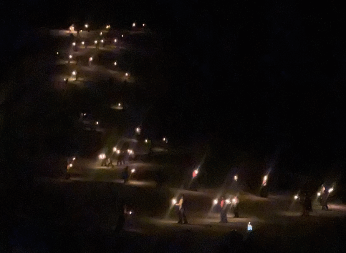 Fackeltåg i skidbacken