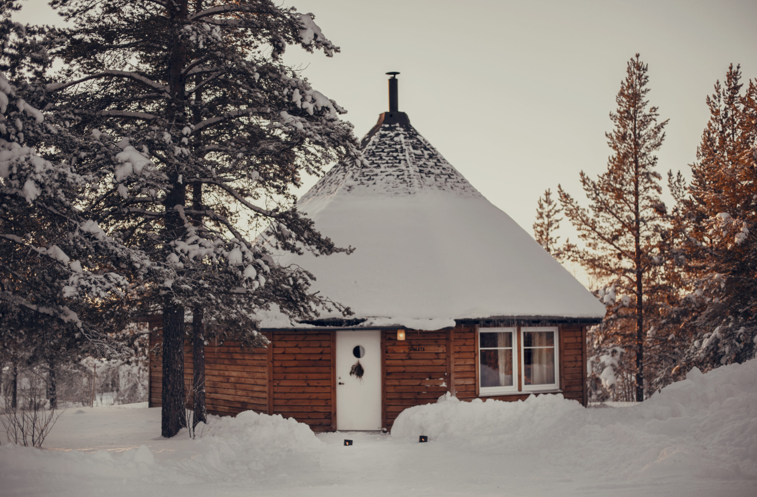 Slappna av i Tännäskrökets mysiga bastukåta efter en dag i skidbackarna