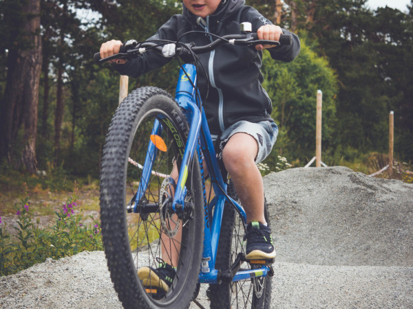 Cykling i pumptrack i Tännäs
